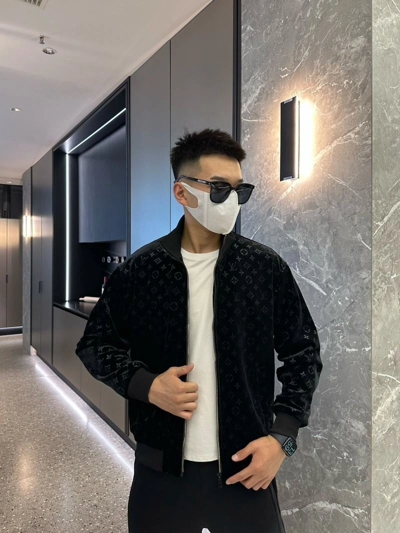 Versatile Louis Vuitton Outwear 132912