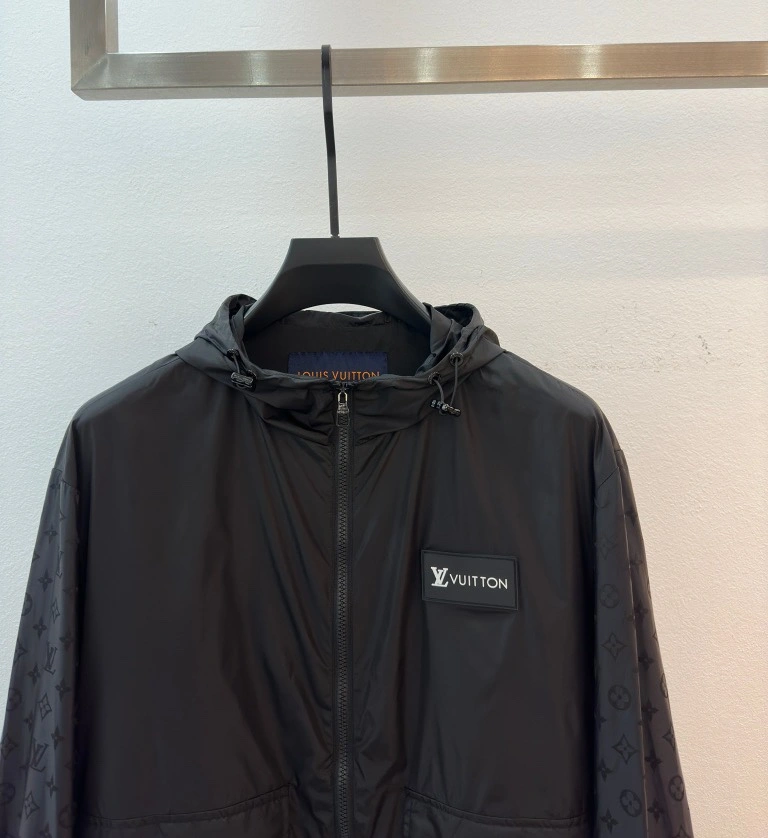 MultiPurpose Louis Vuitton Outwear 132870