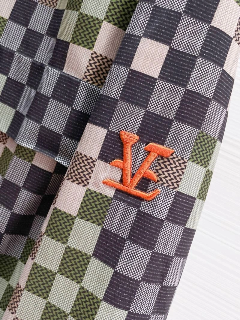 Snug Louis Vuitton Outwear 132828