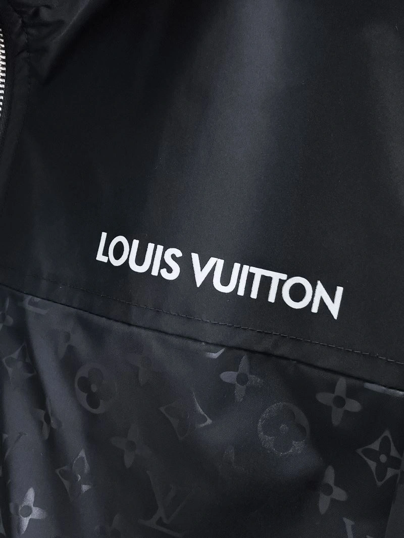 Flexible Louis Vuitton Outwear 132813