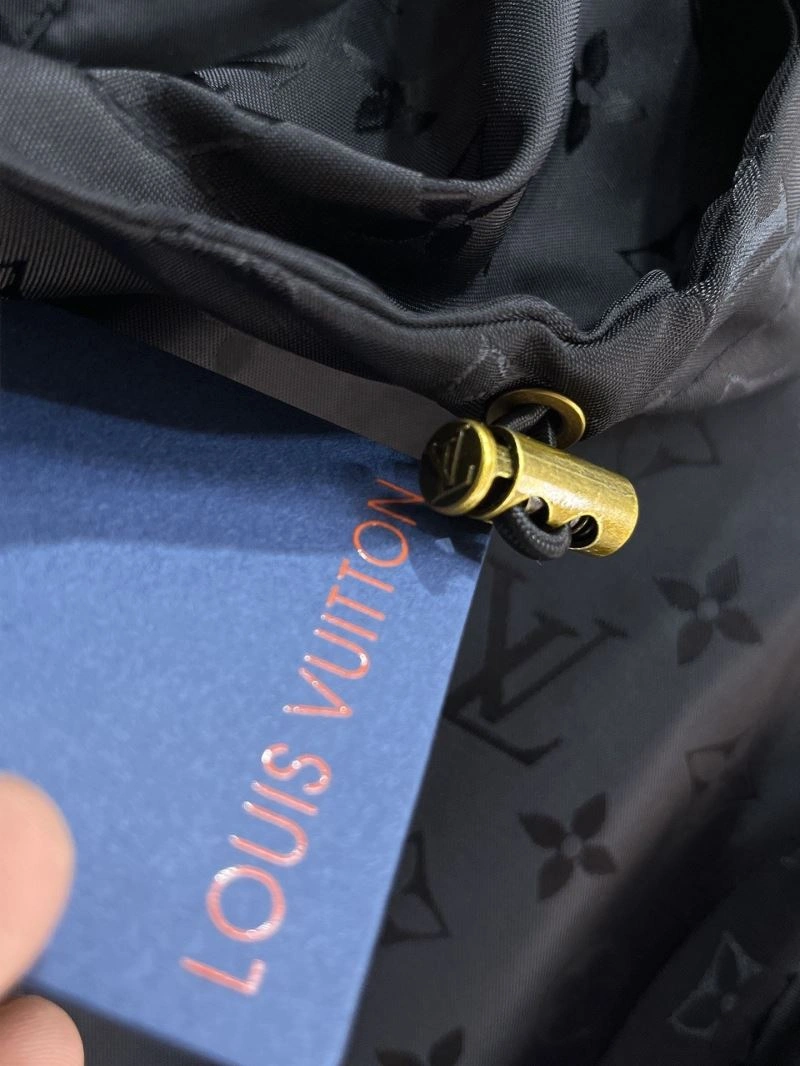 Snug Louis Vuitton Outwear 132801