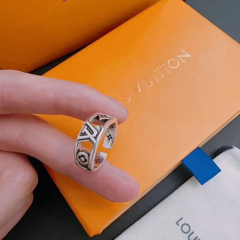 Louis Vuitton Rings Elegant 248401