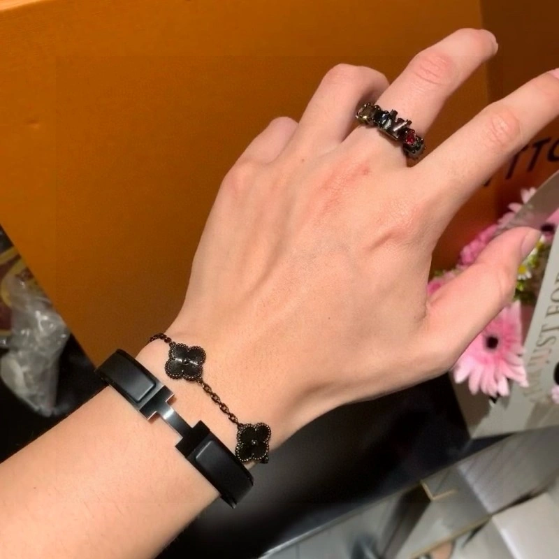 Supportive Louis Vuitton Rings 248385