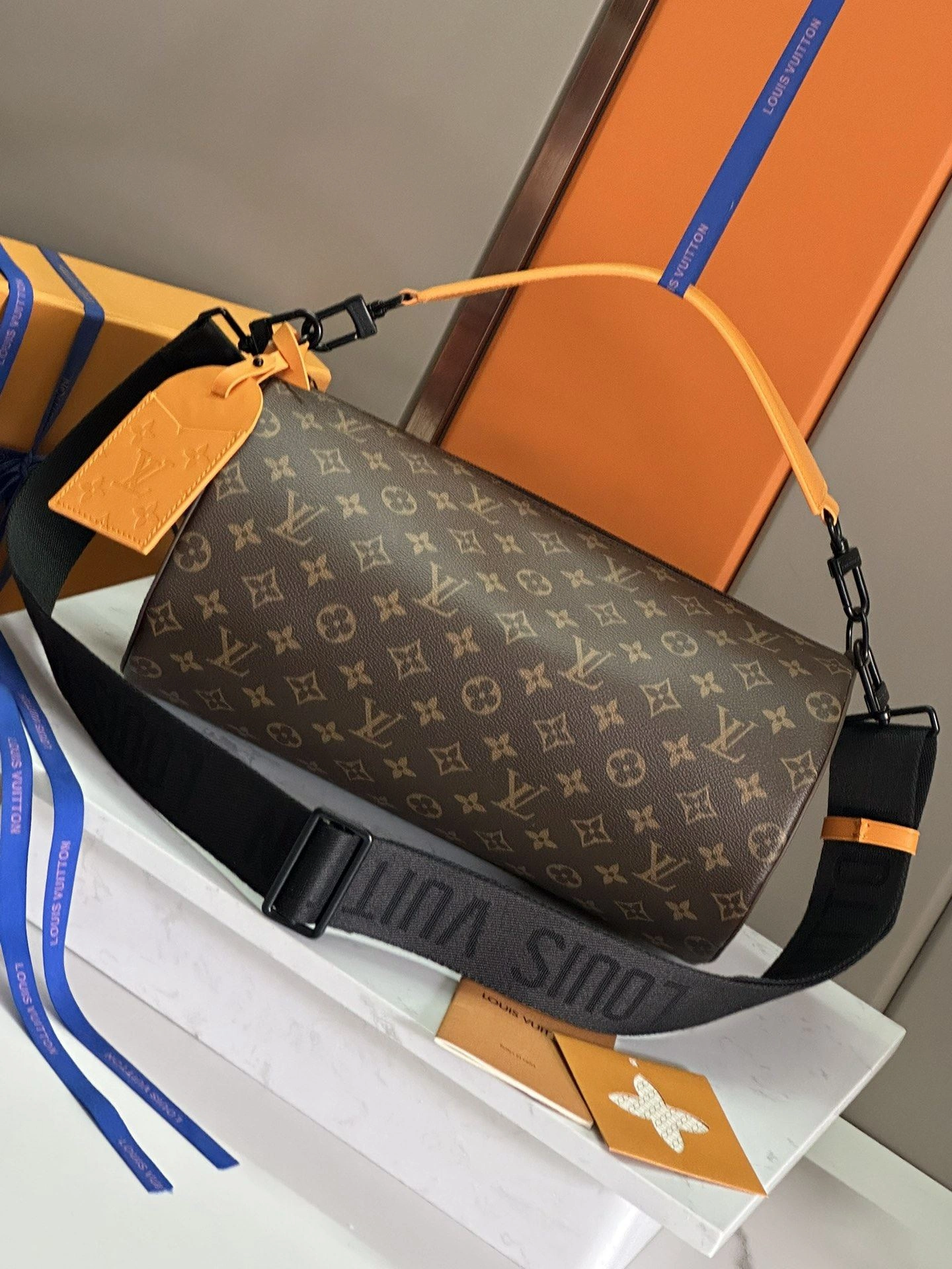 Louis Vuitton Round Bags Comfortable 91860