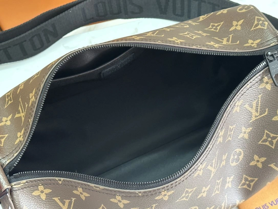 Louis Vuitton Round Bags Comfortable 91860