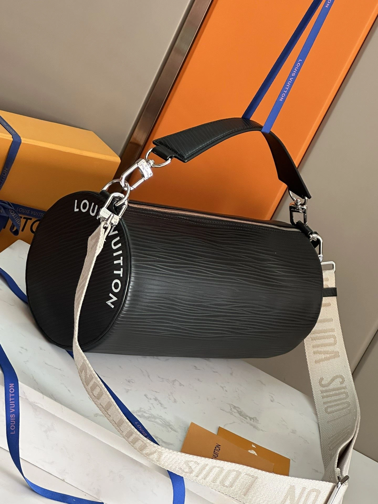 TechFriendly Louis Vuitton Round Bags 91813