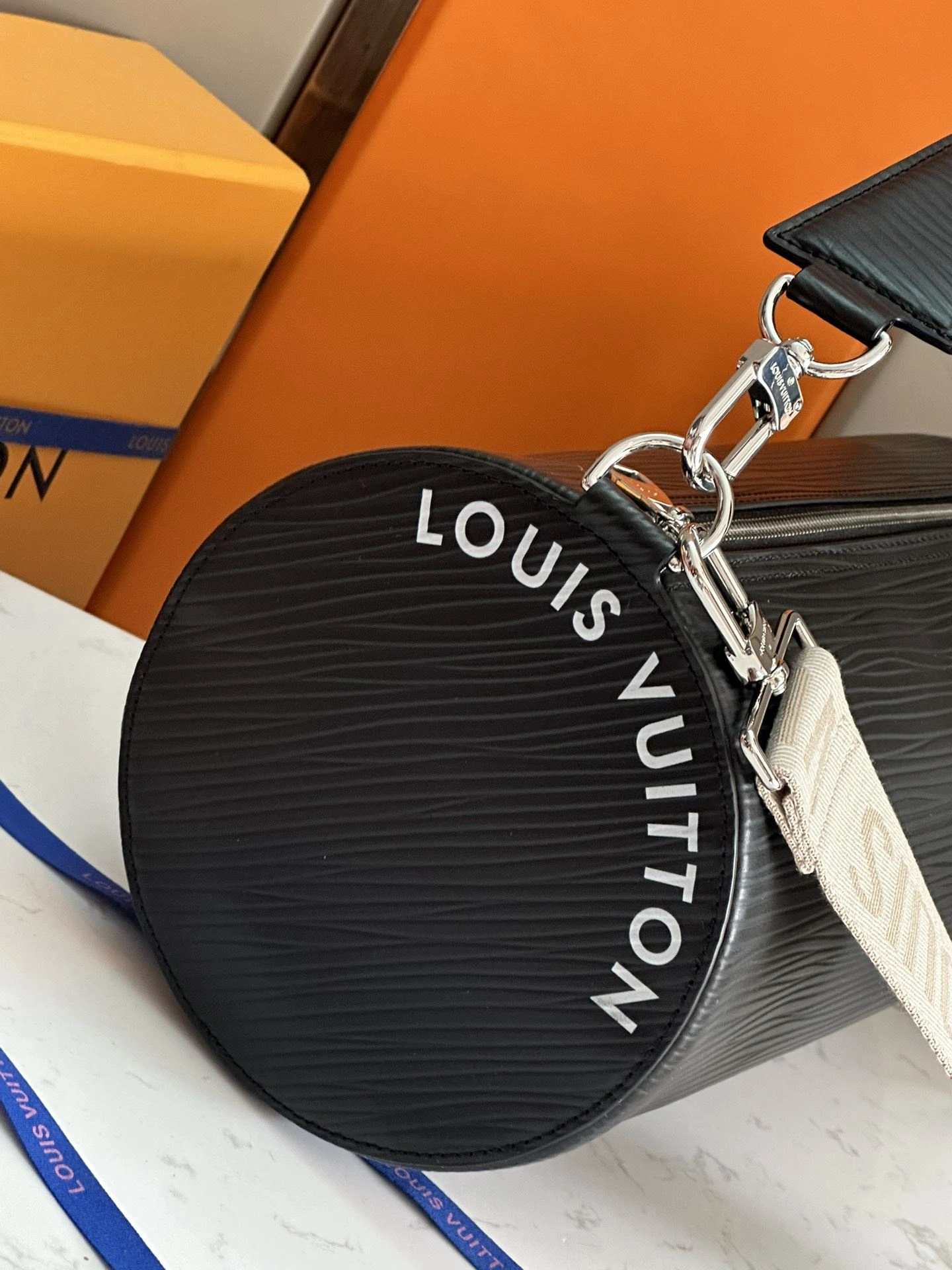 TechFriendly Louis Vuitton Round Bags 91813