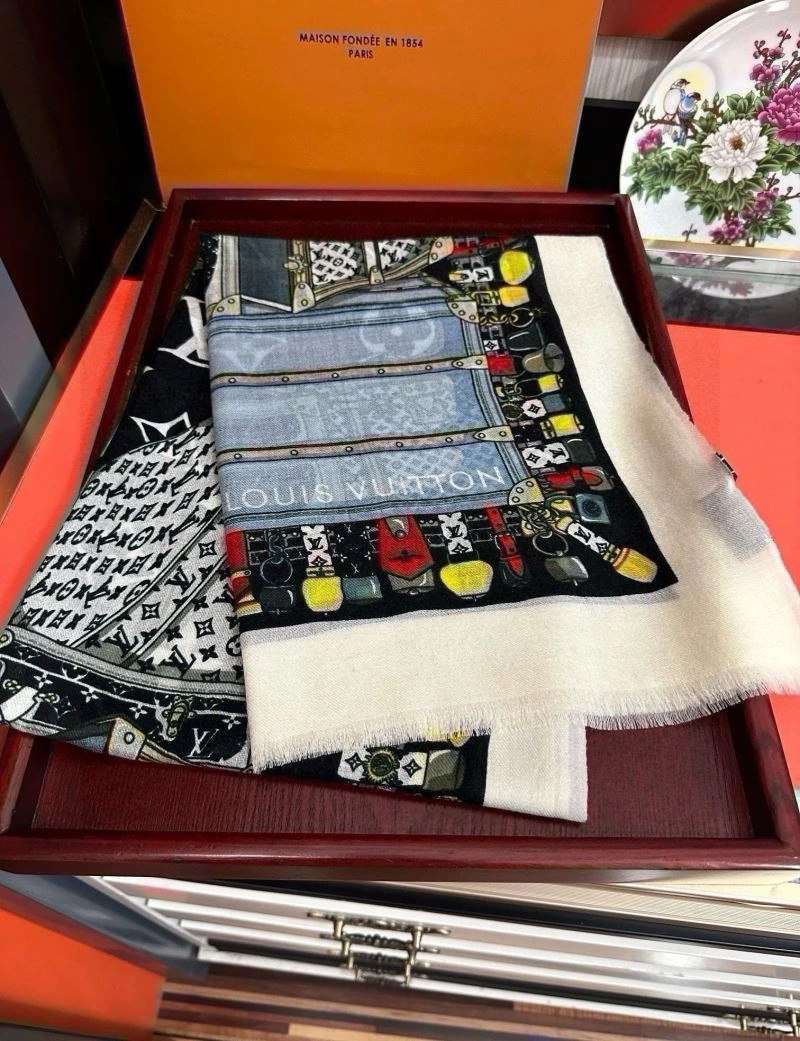 Contemporary Louis Vuitton Scarf 270906