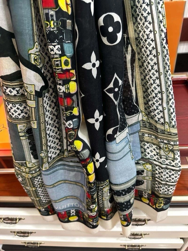 Contemporary Louis Vuitton Scarf 270906