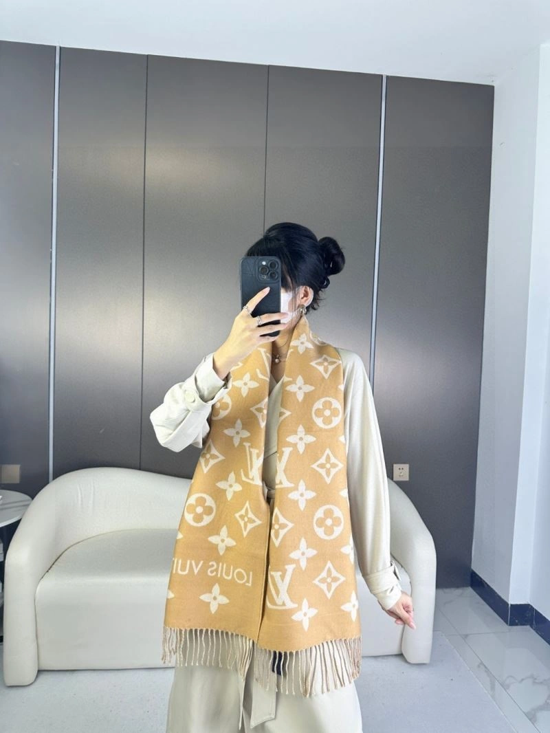 Sporty Louis Vuitton Scarf 270883