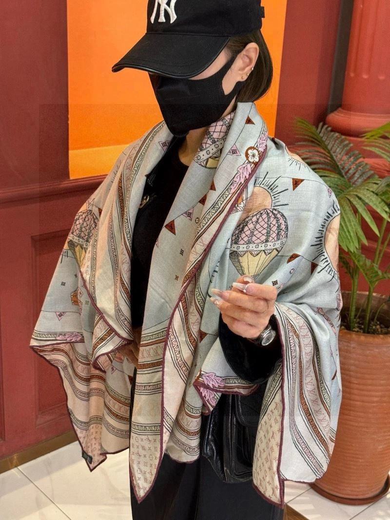 EyeCatching Louis Vuitton Scarf 270873