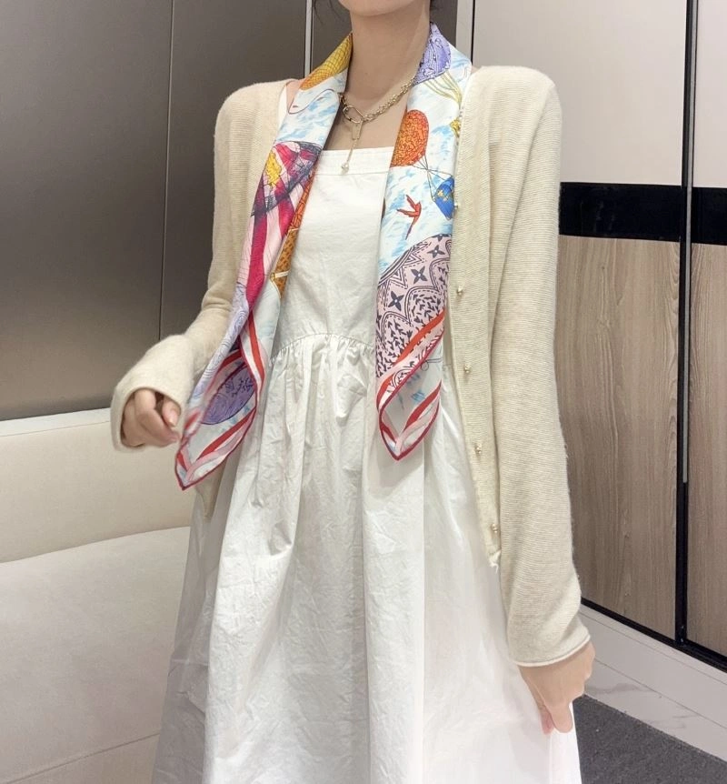 Versatile Louis Vuitton Scarf 271476