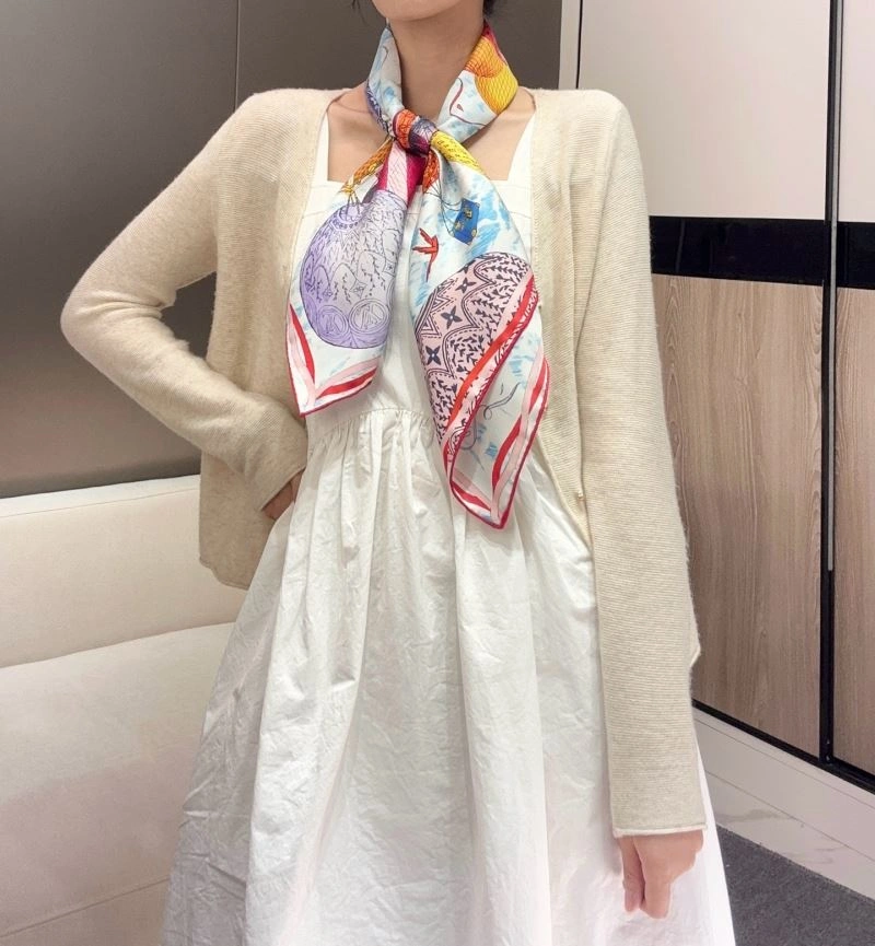 Versatile Louis Vuitton Scarf 271476