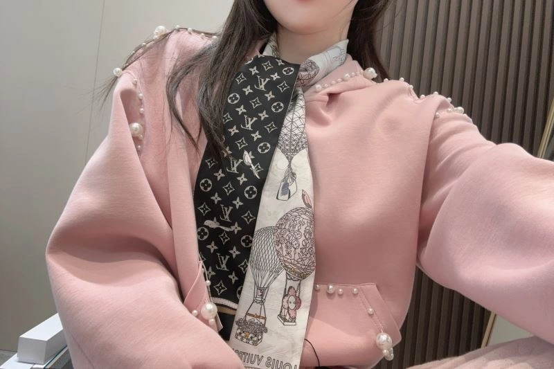 Minimalist Louis Vuitton Scarf 271461