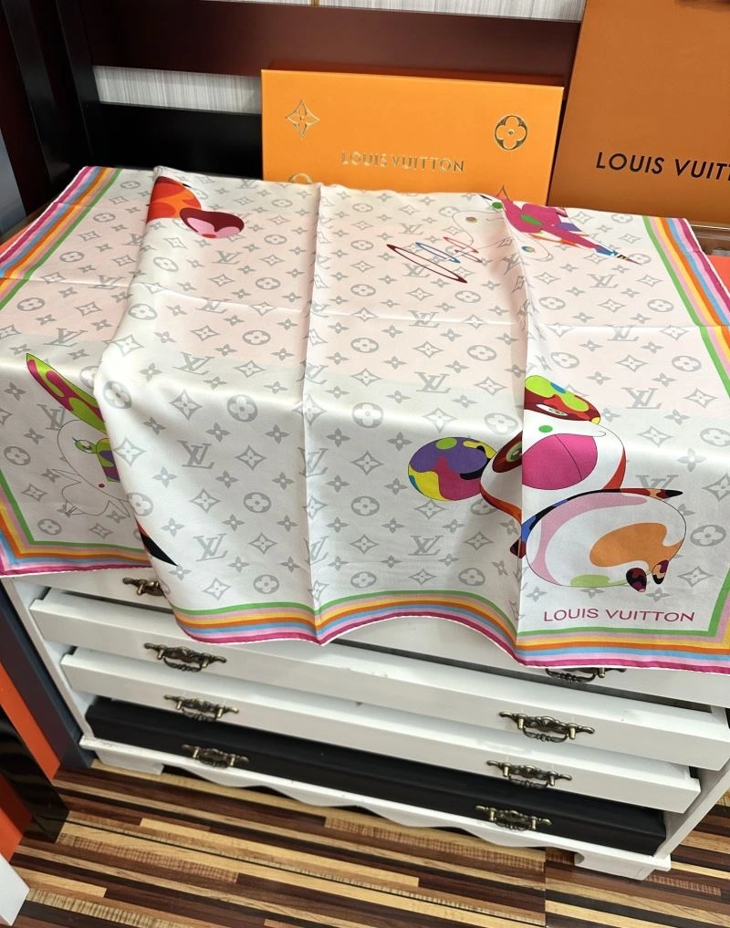 EyeCatching Louis Vuitton Scarf 271421