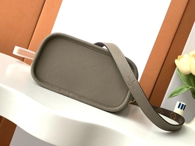 Breathable Louis Vuitton Shopping Bags 93457