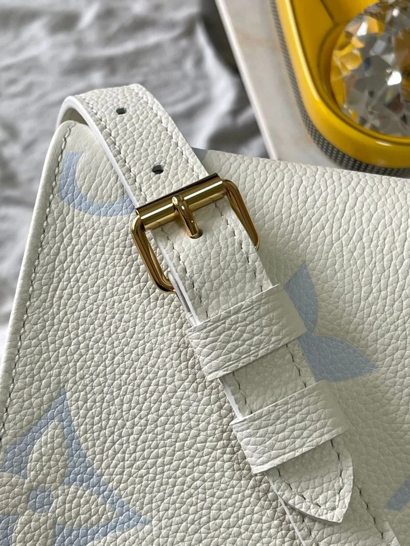 ModernLook Louis Vuitton Shopping Bags 39471