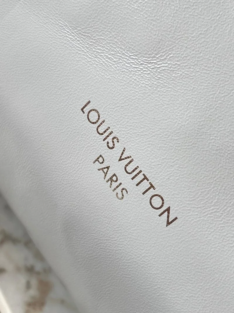 Casual Louis Vuitton Shopping Bags 39427