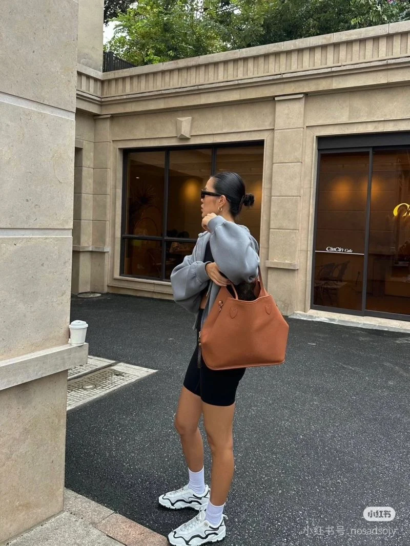 Soft Louis Vuitton Shopping Bags 38870