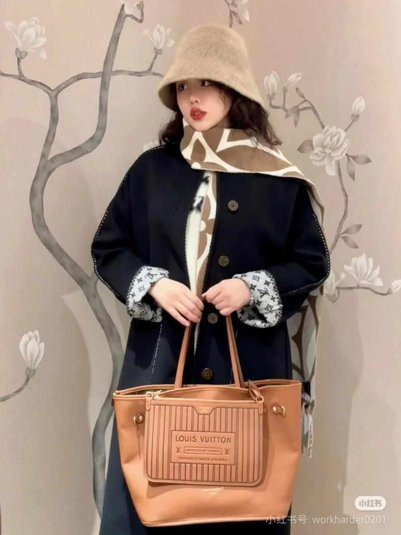 Soft Louis Vuitton Shopping Bags 38870