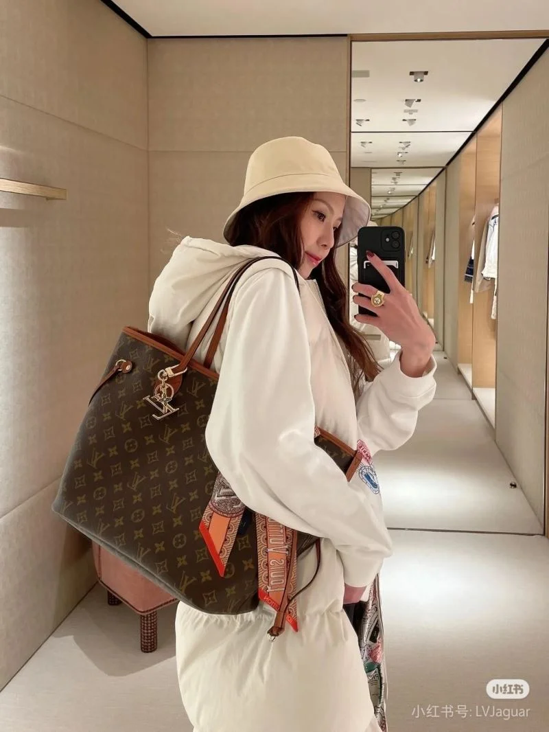 Soft Louis Vuitton Shopping Bags 38870