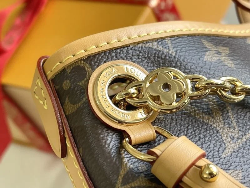 Flexible Louis Vuitton Shopping Bags 38839