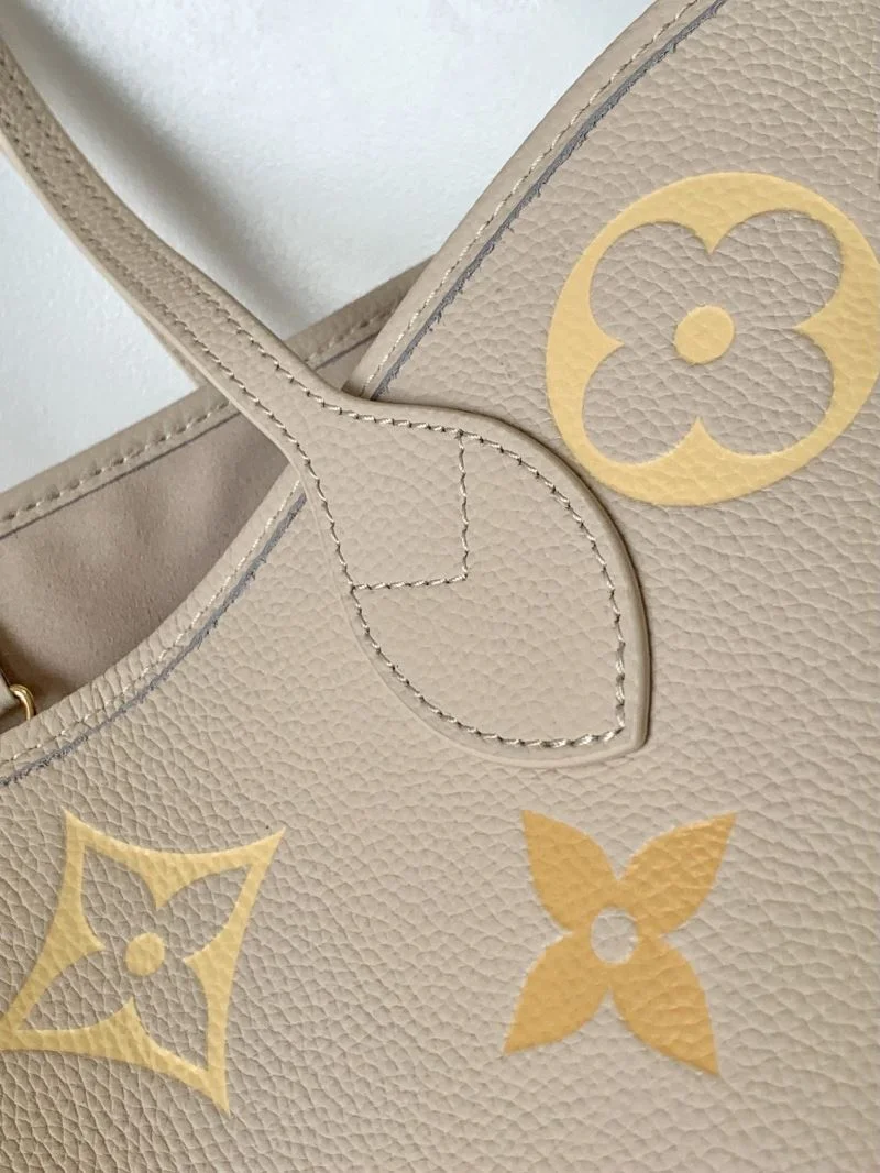 Louis Vuitton Shopping Bags Sleek 38820