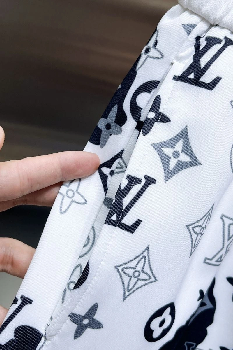 Contemporary Louis Vuitton Short Pants 137402