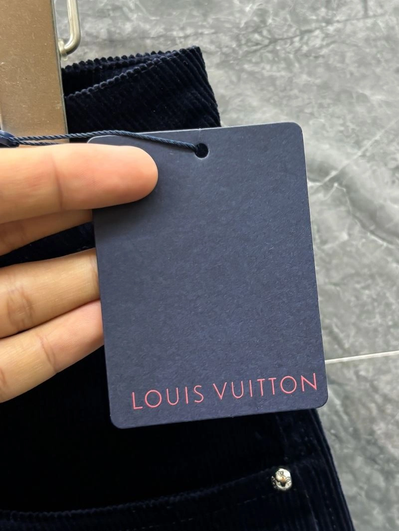 Lightweight Louis Vuitton Short Pants 136442