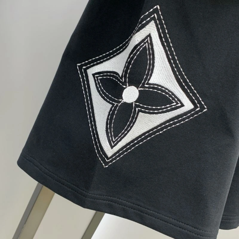 Louis Vuitton Short Pants Sleek 136401
