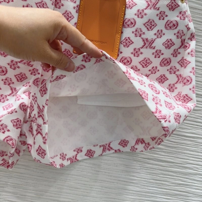 Seasonal Louis Vuitton Short Pants 131716