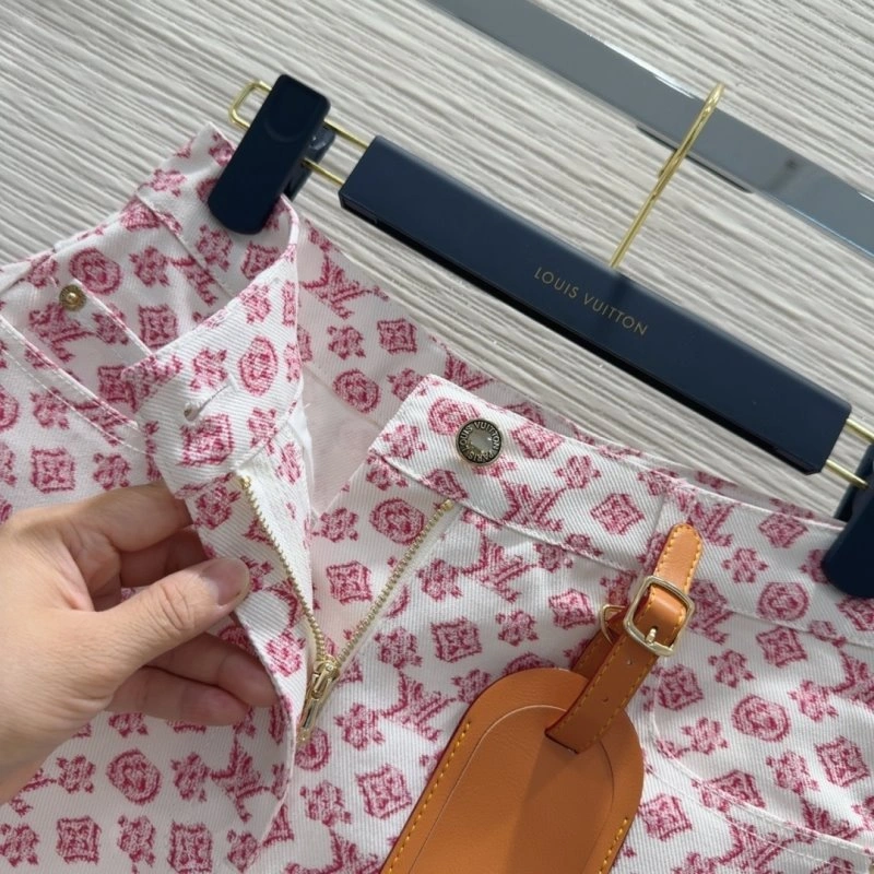 Seasonal Louis Vuitton Short Pants 131716