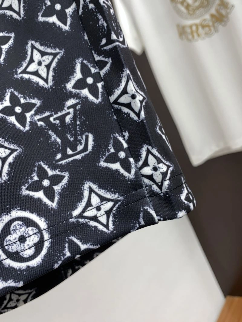 Seasonal Louis Vuitton Short Pants 133731