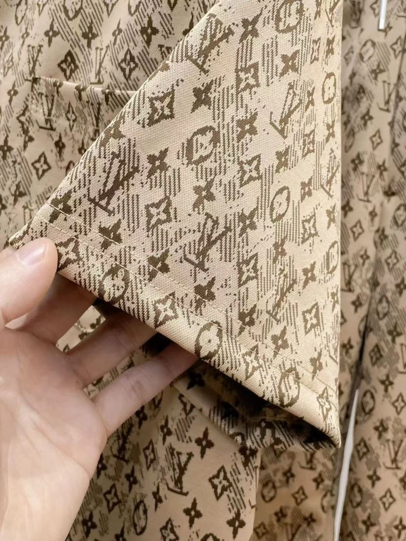 Durable Louis Vuitton Short Suits 132041