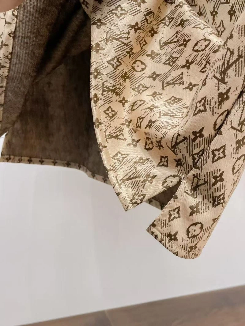 Durable Louis Vuitton Short Suits 132041