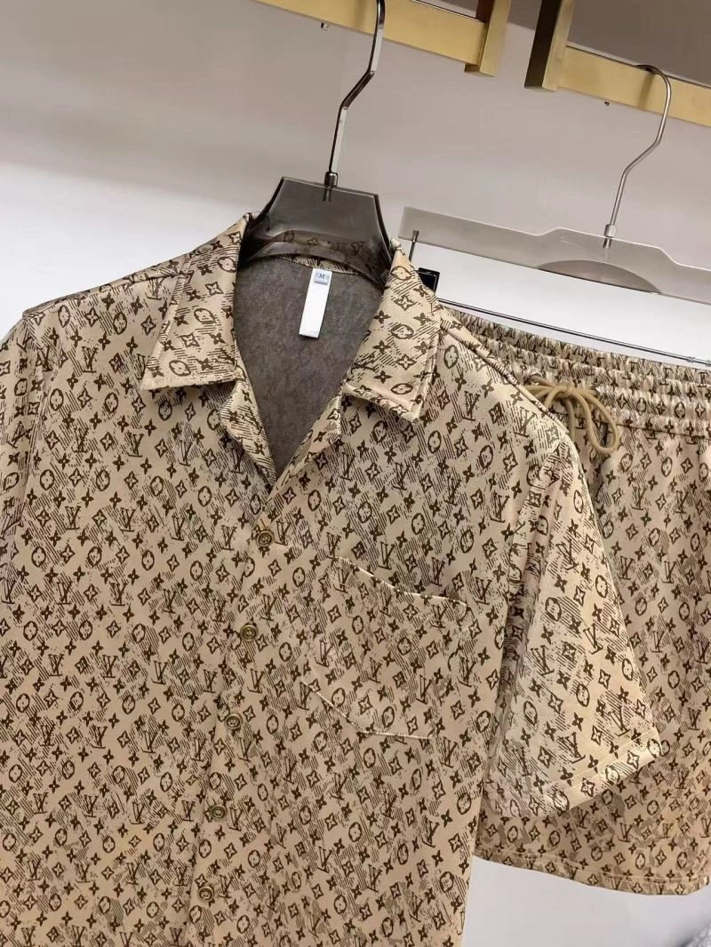 Durable Louis Vuitton Short Suits 132041
