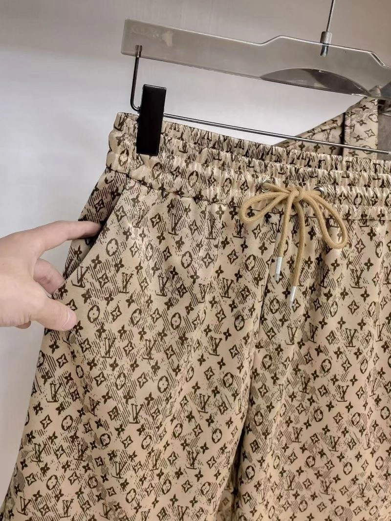 Durable Louis Vuitton Short Suits 132041