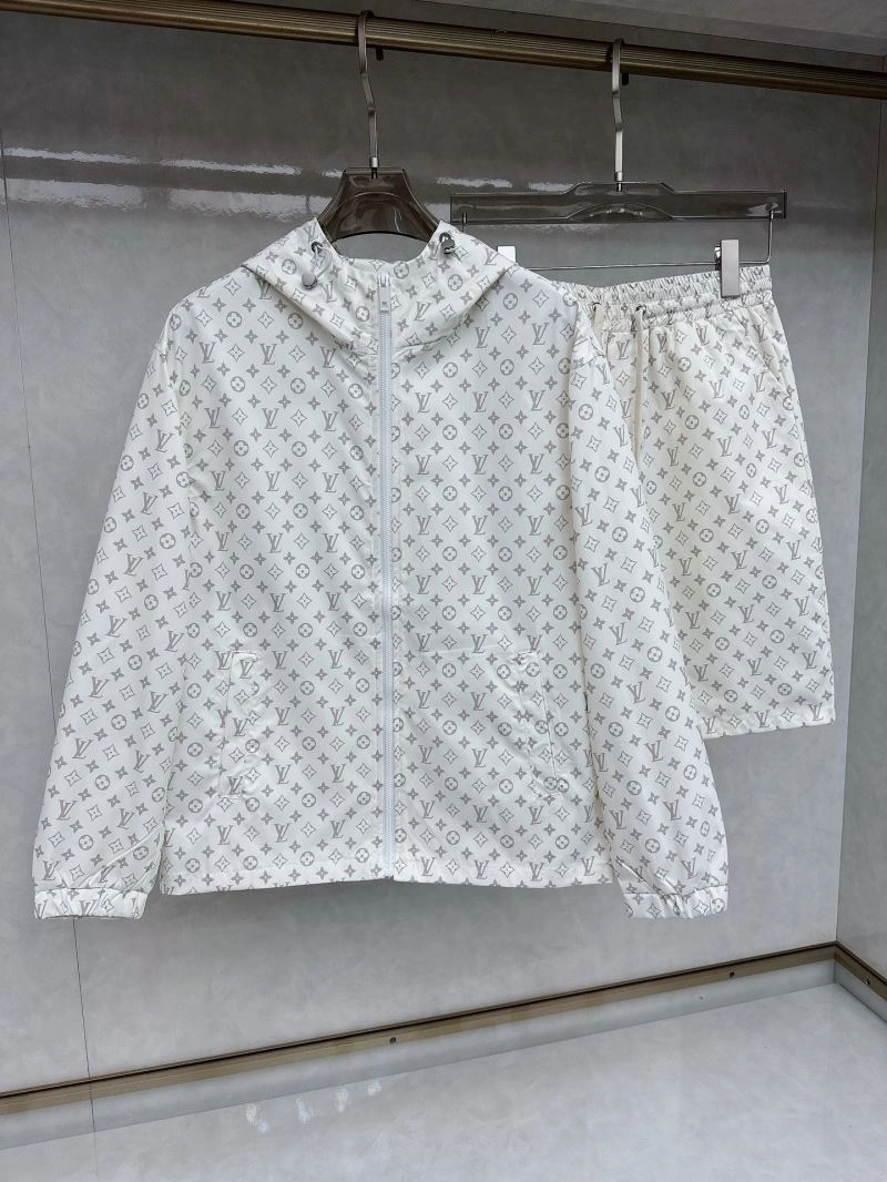 NewStyle Louis Vuitton Short Suits 136356