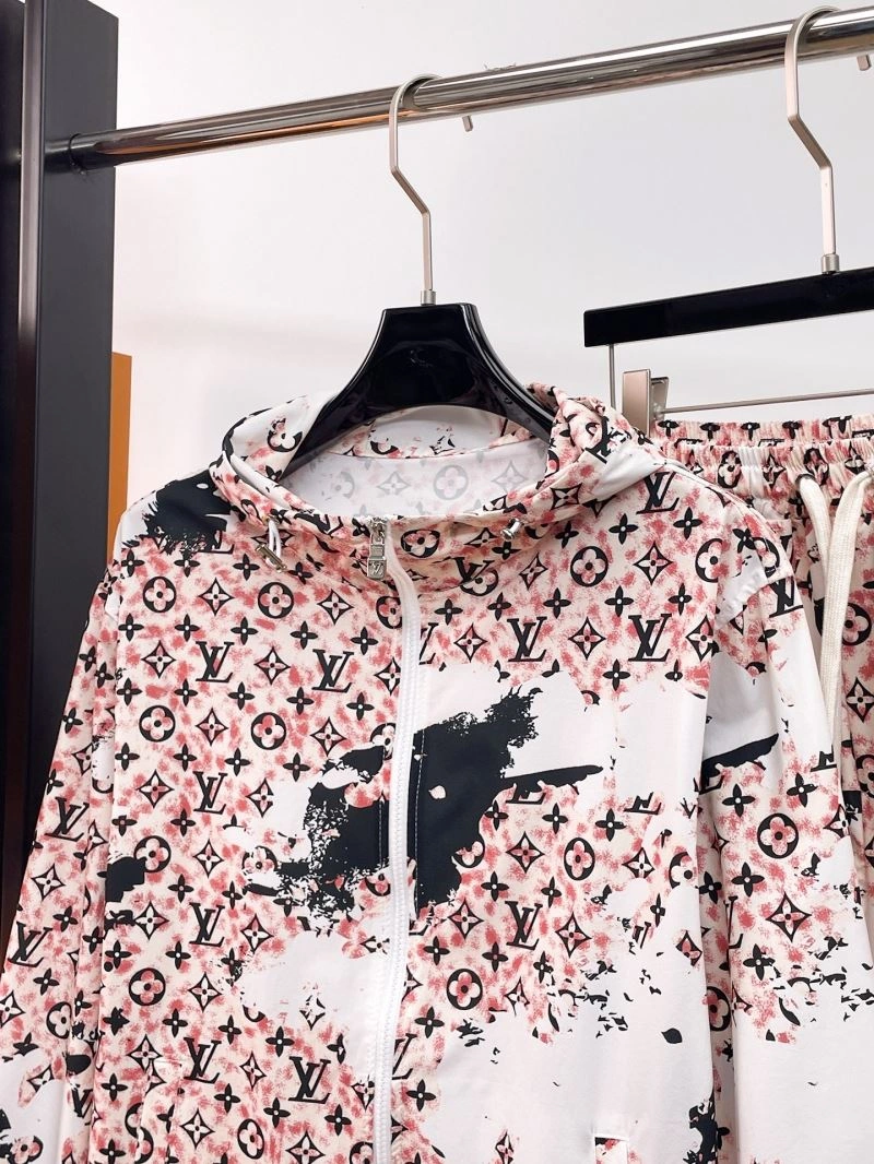 Snug Louis Vuitton Short Suits 136337