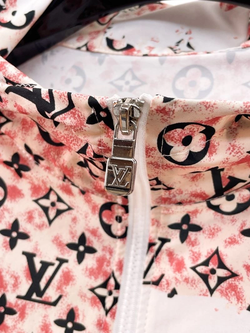 Snug Louis Vuitton Short Suits 136337