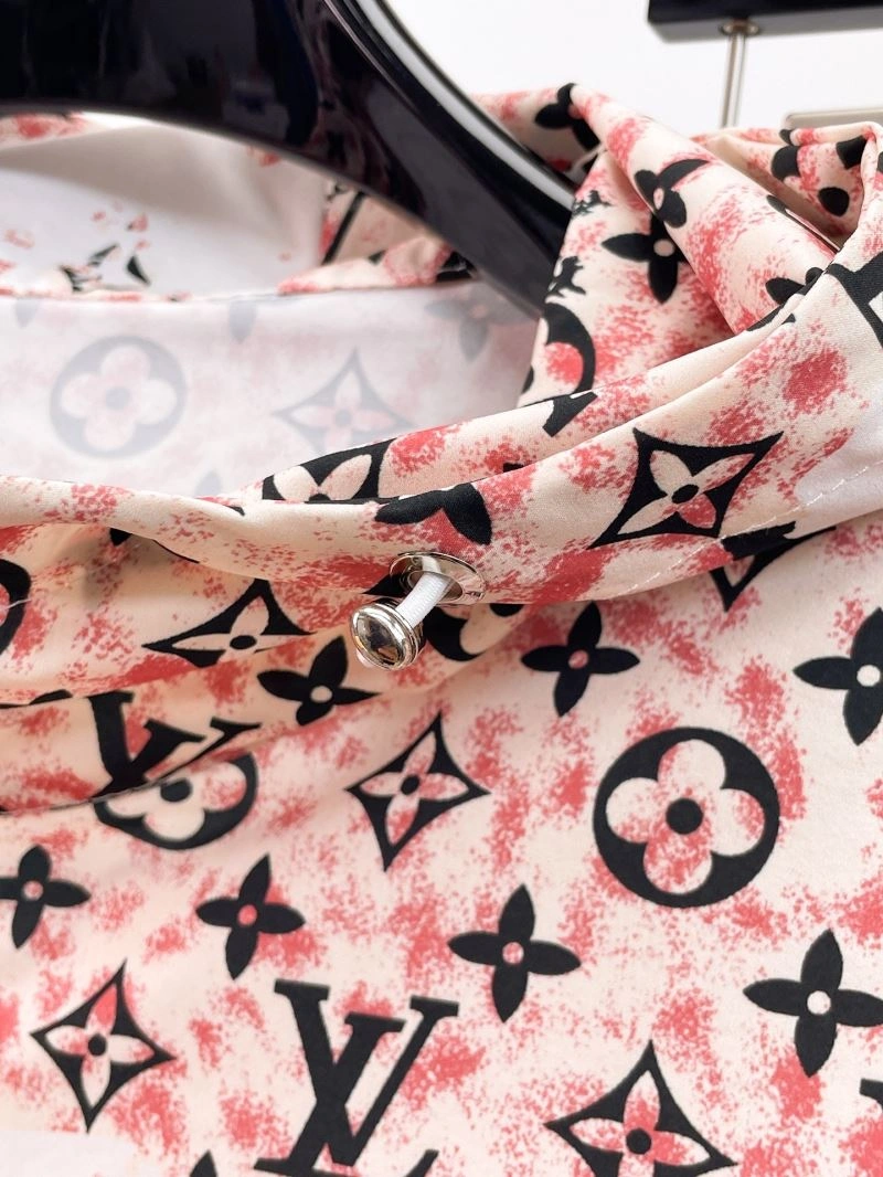 Snug Louis Vuitton Short Suits 136337