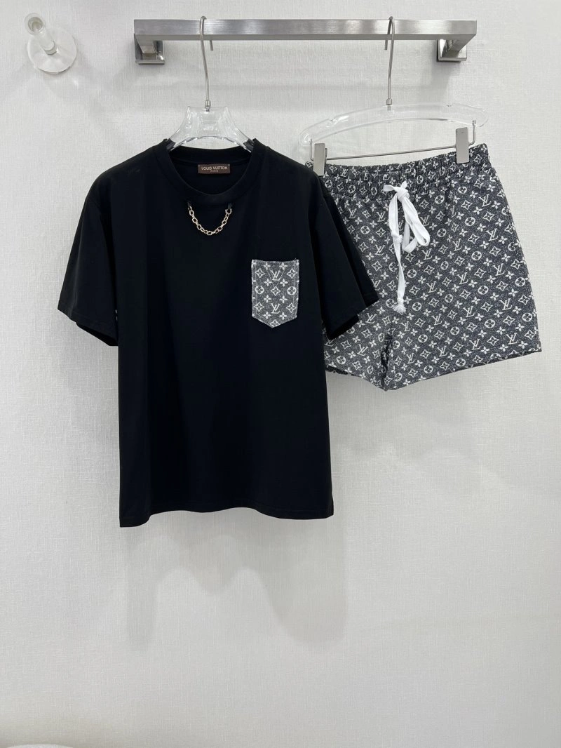 Breathable Louis Vuitton Short Suits 131656