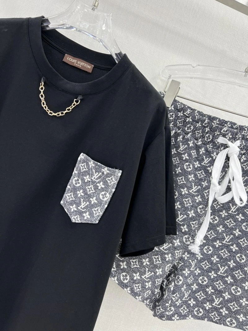 Breathable Louis Vuitton Short Suits 131656