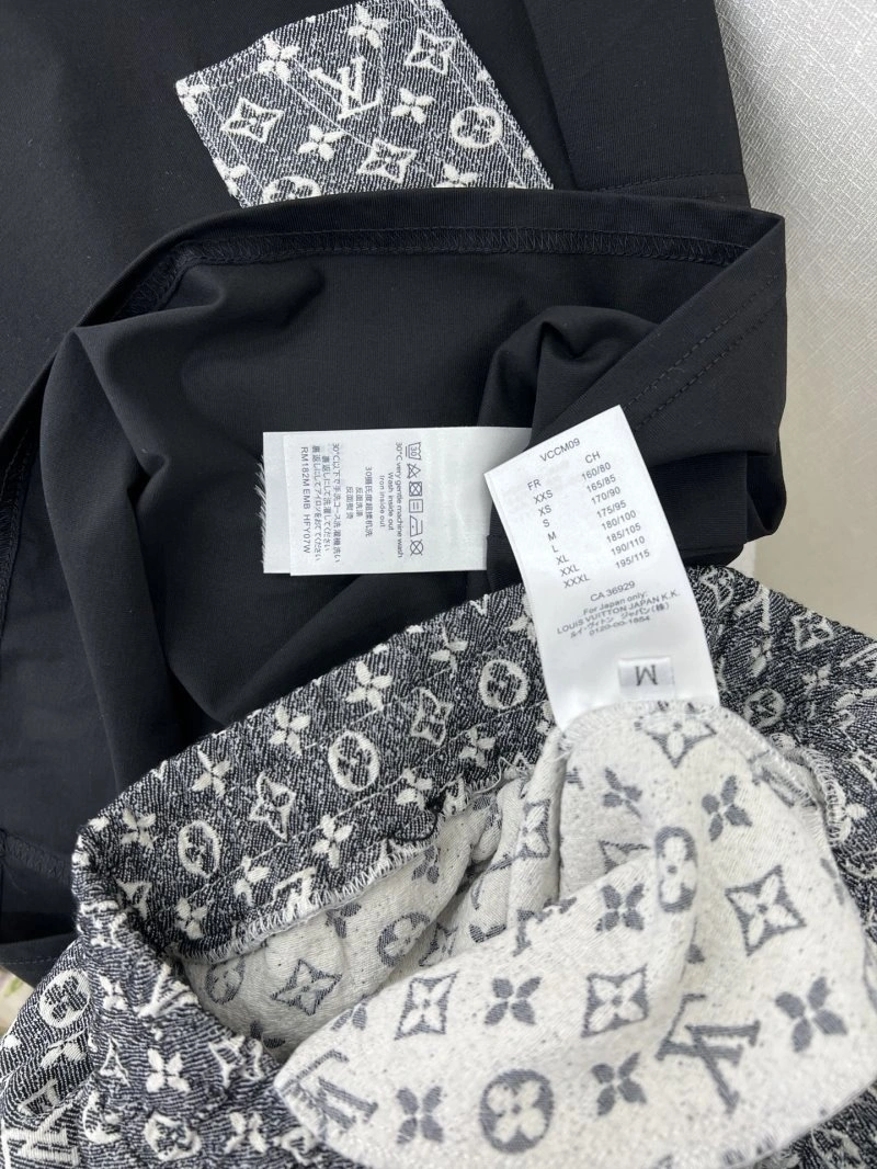 Breathable Louis Vuitton Short Suits 131656