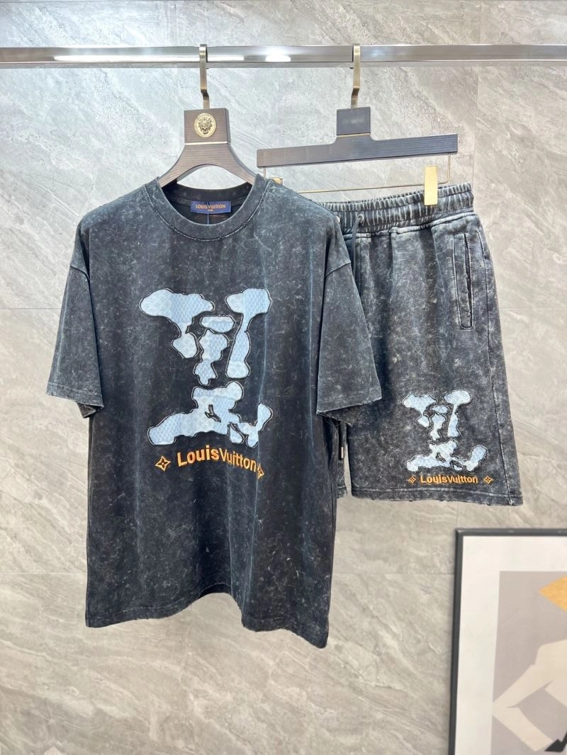 Louis Vuitton Short Suits Unisex 135733