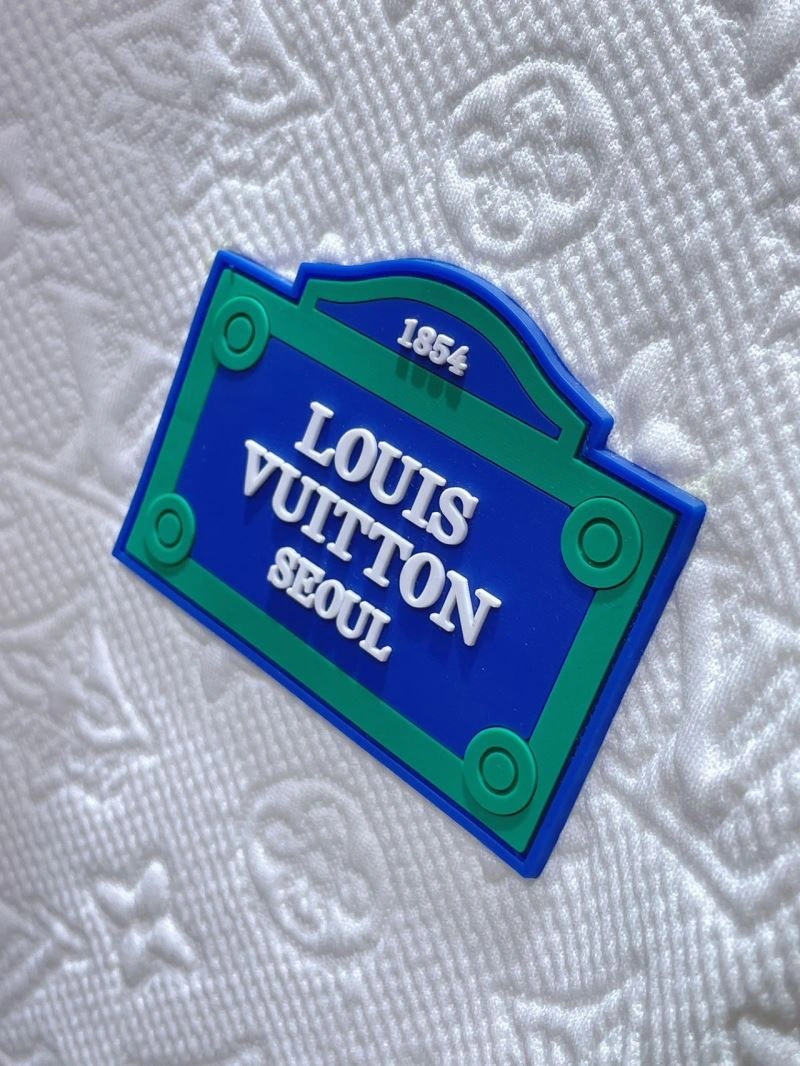 TechFriendly Louis Vuitton Short Suits 134818