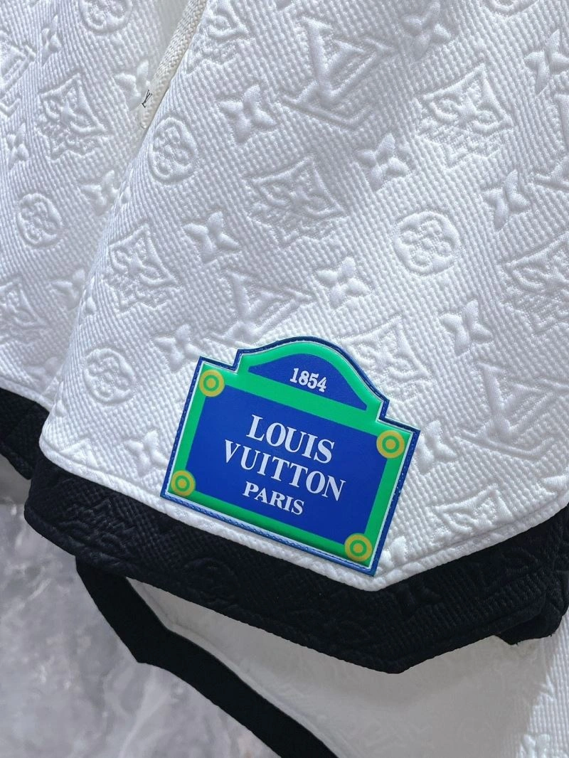 TechFriendly Louis Vuitton Short Suits 134818