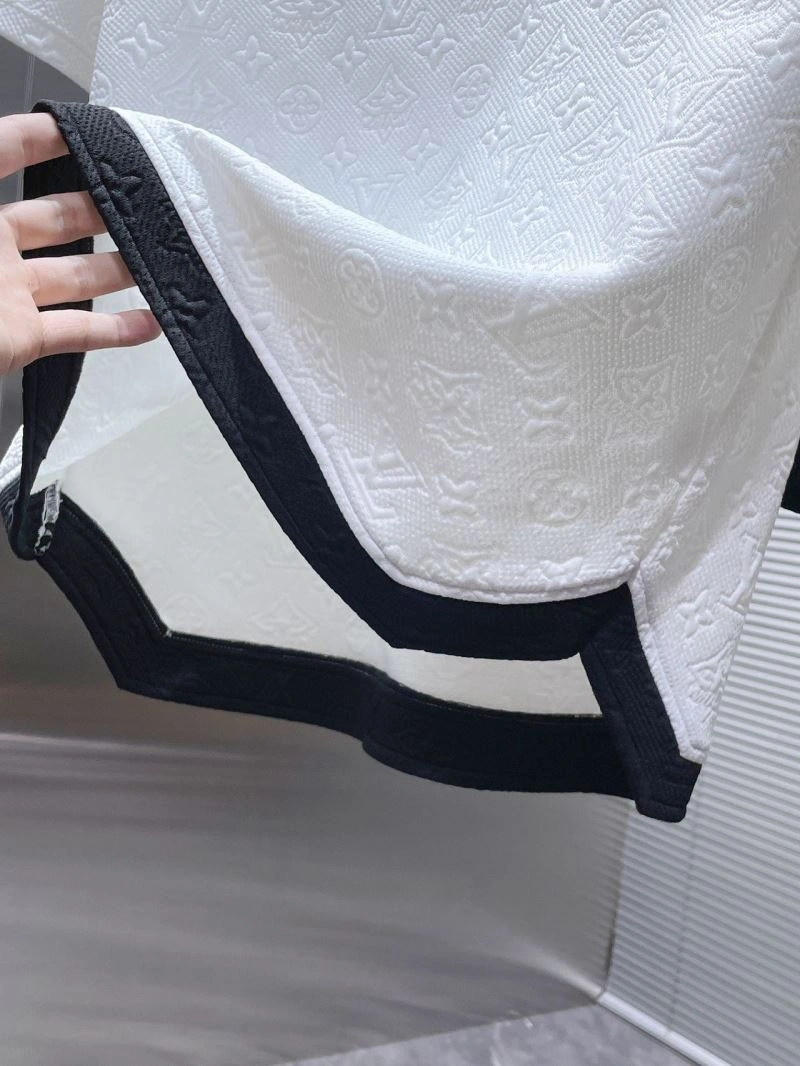 TechFriendly Louis Vuitton Short Suits 134818