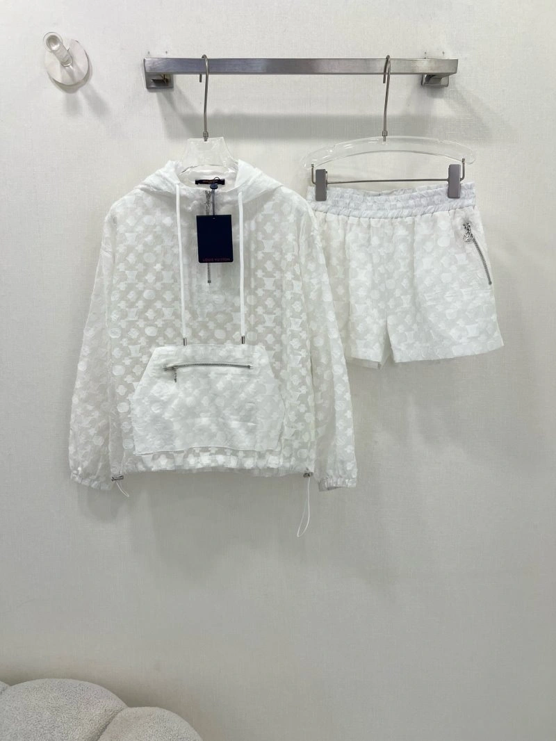 NewStyle Louis Vuitton Short Suits 131358