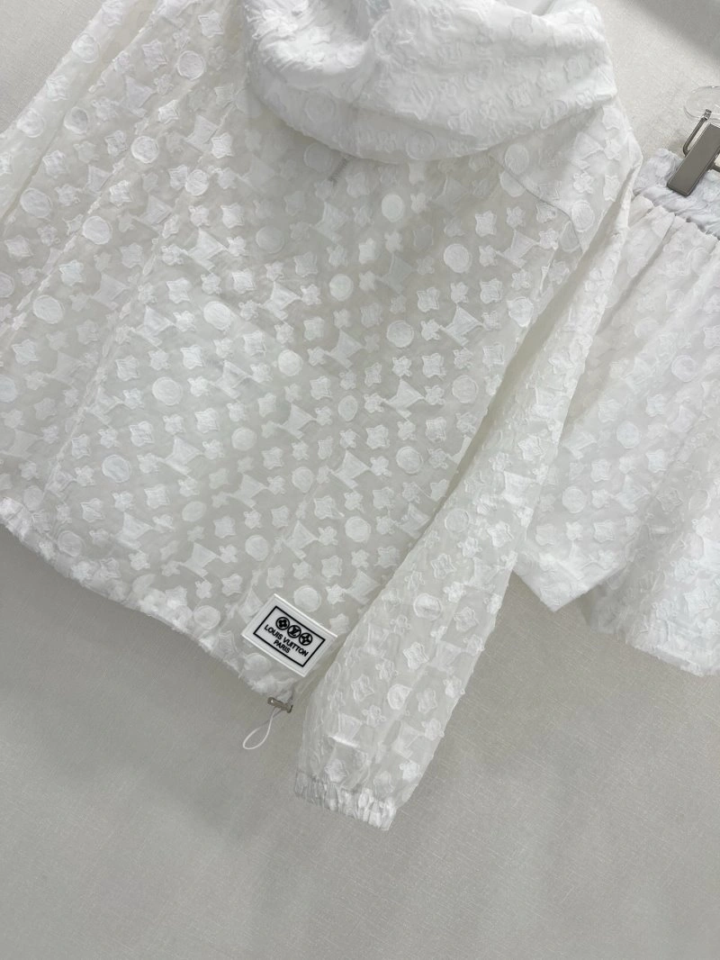 NewStyle Louis Vuitton Short Suits 131358